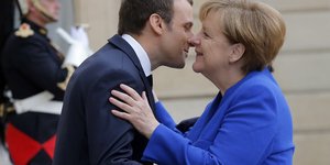 Συνάντηση στο Ταλίν θα έχουν Μέρκελ και Μακρόν (Φωτογραφία: AP/ Michel Euler)