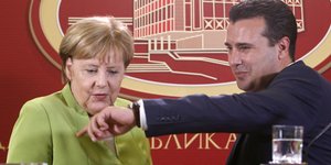 Η καγκελάριος Ανγκελα Μέρκελ με τον πρωθυπουργό των Σκοπίων Ζόραν Ζάεφ- φωτογραφία AP