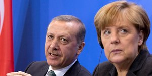 Η Γερμανίδα καγκελάριος Ανγκελα Μέρκελ και ο Τούρκος Πρόεδρος Ρετζέπ Ταγίπ Ερντογάν/ Φωτογραφία: Axel Schmidt/ AP 