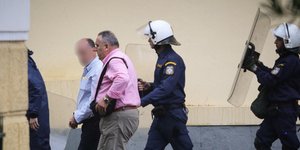 Στον εισαγγελέα ο μεσίτης που κλώτσαγε τον Ζάκ Κωστόπουλο- φωτογραφία eurokinissi