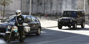 Η μεταφορά του 29χρονου στον ανακριτή (Φωτογραφία: ΑΠΕ-ΜΠΕ/ΑΛΕΞΑΝΔΡΟΣ ΒΛΑΧΟΣ)
