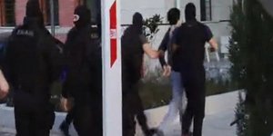 Καρέ-καρέ η μεταφορά των 4 ληστών στην αστυνομική διεύθυνση Κοζάνης [βίντεο]