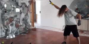 Τρελαμένος εργάτης χτίζει