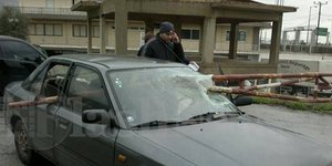 Μεταλλική μπάρα διαπέρασε το παρμπρίζ του αυτοκινήτου του και σώθηκε
