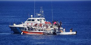 Θρίλερ με τους 33 Τούρκους που αποβιβάστηκαν στις Οινούσσες – Ζητούν πολιτικό άσυλο