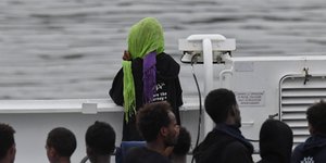 Mετανάστες σε πλοίο/Φωτογραφία: AP