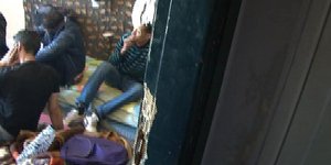 ΕΙκόνες και βίντεο από τις εφόδους της Αστυνομίας σε σπίτια μεταναστών