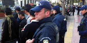 Μπουνιές και κλωτσιές μεταξύ δύο μεταναστών μέσα σε κατάστημα της Πάτρας [βίντεο