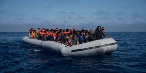 Μετανάστες μέσα σε βάρκα (Φωτογραφία: AP Photo/Felipe Dana)
