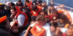 Ηurriyet: Τα μαγαζιά στη Σμύρνη πουλάνε σωσίβια σε μετανάστες