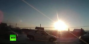 Νέο συγκλονιστικό βίντεο από τη Ρωσία - Καρέ-καρέ η πτώση του μετεωρίτη [βίντεο]