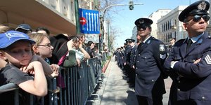 Υπό αστυνομικό κλοιό και συνθήματα ολοκληρώθηκε η παρέλαση[βίντεο]