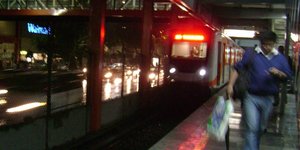 Πήδηξε στις γραμμές του τραίνου για να σώσει το μωρό της [βίντεο]