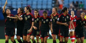 Εκπληκτικό γκολ σε γυναικείο αγώνα από τα 40 μέτρα [βίντεο]