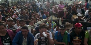 Μετανάστες περιμένουν να περάσουν από τη Γουατεμάλα στο Μεξικό/ Φωτογραφία: AP- Oliver de Ros