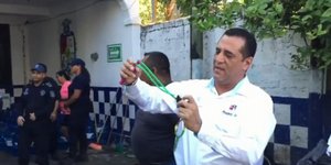 Ο δήμαρχος δείχνει πώς χρησιμοποιείται μια σφεντόνα