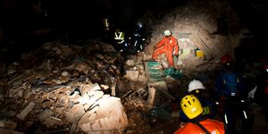 Συνεχίζουν τις προσπάθειες να βρουν επιζώντες τα σωστικά συνεργεία στο Μεξικό -59 νεκροί από τον φονικό σεισμό/ Φωτογραφία: Rebecca Blackwell/AP