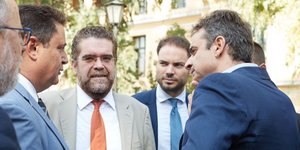 Φωτογραφία: Ο Μιχάλης Ζαφειρόπουλος με τον πρόεδρο της ΝΔ και δικηγόρους/γραφείο Τύπου ΝΔ