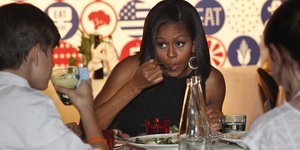 Φωτογραφία: AP/ Η Μισέλ Ομπάμα έφαγε ελληνικό σουβλάκι στο Σαν Φρανσίσκο