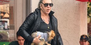 Ο Μίκι Ρουρκ με το σκυλάκι του. Φωτογραφία: Splash News 