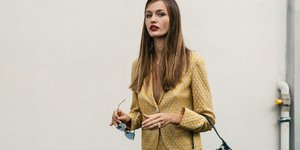 Μοντέλο ποζάρει στο φακό/Φωτογραφία Shutterstock