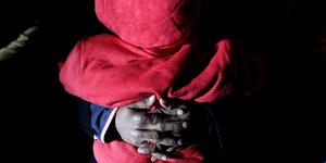 Παράτυπη μετανάστρια περιμένει με το παιδί της αγκαλιά στην Τιχουάνα του Μεξικό