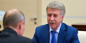 O CEO της Novatek Ρώσος μεγιστάνας Λεονίντ Μίκελσον με τον Βλαντιμίρ Πούτιν -Φωτογραφία: AP