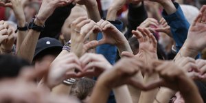 Δεκάδες χιλιάδες στην πορεία κατά του ρατσισμού/ Φωτογραφία: AP- Luca Bruno