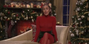 Η Μάιλι Σάιρους τραγουδά το «Santa Baby» /Φωτογραφία: Youtube/The Tonight Show Starring Jimmy Fallon