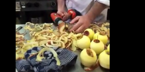 Η απίθανη μέθοδος για να καθαρίσετε ένα μήλο σε ελάχιστα δευτερόλεπτα [βίντεο]