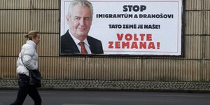 Αφίσα του απερχόμενου προέδρου Μίλος Ζέμαν. Φωτογραφία: AP