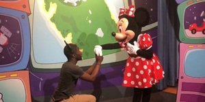 Η πρόταση γάμου στη Μίνι /Φωτογραφία: Twitter/Nai Sandoval