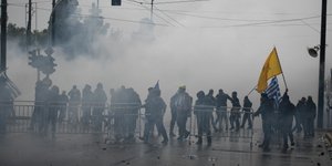 Στιγμιότυπο από τα επεισόδια στο συλλαλητήριο (Φωτογραφία: EUROKINSSI / ΤΑΤΙΑΝΑ ΜΠΟΛΑΡΗ)