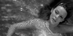 Η Κάιλι Μινόγκ ημίγυμνη βυθίζεται στο ποτάμι [βίντεο]