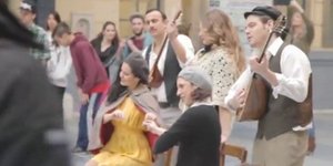 Πανικός στον Πειραιά με το αλά ελληνικά Ηarlem Shake... Misirlou Shake [βιντεο]