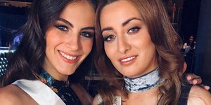 Η Μις Ισραήλ (αριστερά) και η Μις Ιράκ (δεξιά) ποζάρουν μαζί.