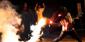 Οργή λαού στο Φέργκιουσον: Συγκρούσεις διαδηλωτών με αστυνομικούς -Χαροπαλεύει ά