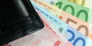Κατρακύλησε ο μέσος μισθός στην Ελλάδα -Τέσσερις στους δέκα παίρνουν κάτω από 75