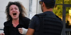 Ξέσπασε η μητέρα της Ζέμπερη έξω από τα δικαστήρια -Φωτογραφία: Intimenews/ΒΑΡΑΚΛΑΣ ΜΙΧΑΛΗΣ