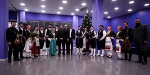 Τα πρωτοχρονιάτικα κάλαντα άκουσε ο Κυριάκος Μητσοτάκης. Φωτογραφία: Eurokinissi