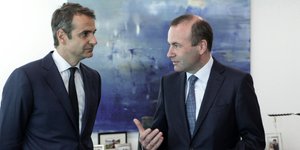 Ο Κυριάκος Μητσοτάκης με τον Μάνφρεντ Βέμπερ / Φωτογραφία: EUROKINISSI/ΠΑΝΑΓΙΩΤΗΣ ΣΤΟΛΗΣ