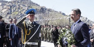 ο Κυριάκος Μητσοτάκης καταθέτει στεφάνι/Φωτογραφία: Eurokinissi