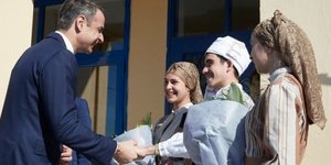 Ο Κυριάκος Μητσοτάκης με μαθητές στη Λήμνο