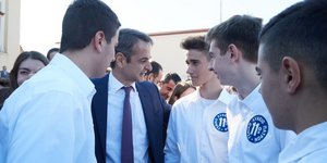 Ο Κυριάκος Μητσοτάκης με μαθητές στην Πάτρα 