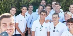 Ο Κυριάκος Μητσοτάκης με την Εθνική πόλο εφήβων (Φωτογραφία: IntimeNews/ΠΑΠΑΜΗΤΣΟΣ ΔΗΜΗΤΡΗΣ)