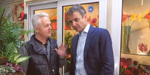 Ο πρόεδρος της Νέας Δημοκρατίας Κυριάκος Μητσοτάκης συνομιλεί με κάτοικο στα Σεπόλια