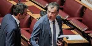 Ο Κυριάκος Μητσοτάκης και ο Σταύρος Θεοδωράκης στη Βουλή / Φωτογραφία: Eurokinissi