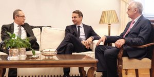 Οι Τάσος Αβραντίνης και Τέλης Αϊβαλιώτης με τον πρόεδρο της ΝΔ Κυριάκο Μητσοτάκη