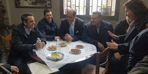 Ο κ. Μητσοτάκης συνομίλησε με κατοίκους της περιοχής/ Φωτογραφία: ekriti