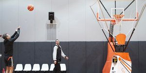 Ο Κυριάκος Μητσοτάκης παίζει μπάσκετ